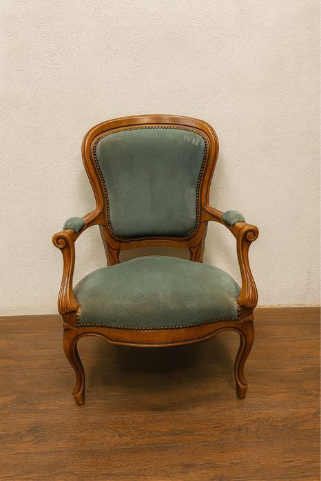 Френски старинен стол кресло фотьойл в стил Луи XV от масивно дърво