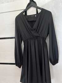 Черное атласное платье