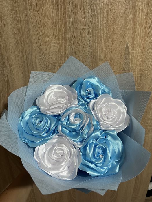 Букети от сатенени рози