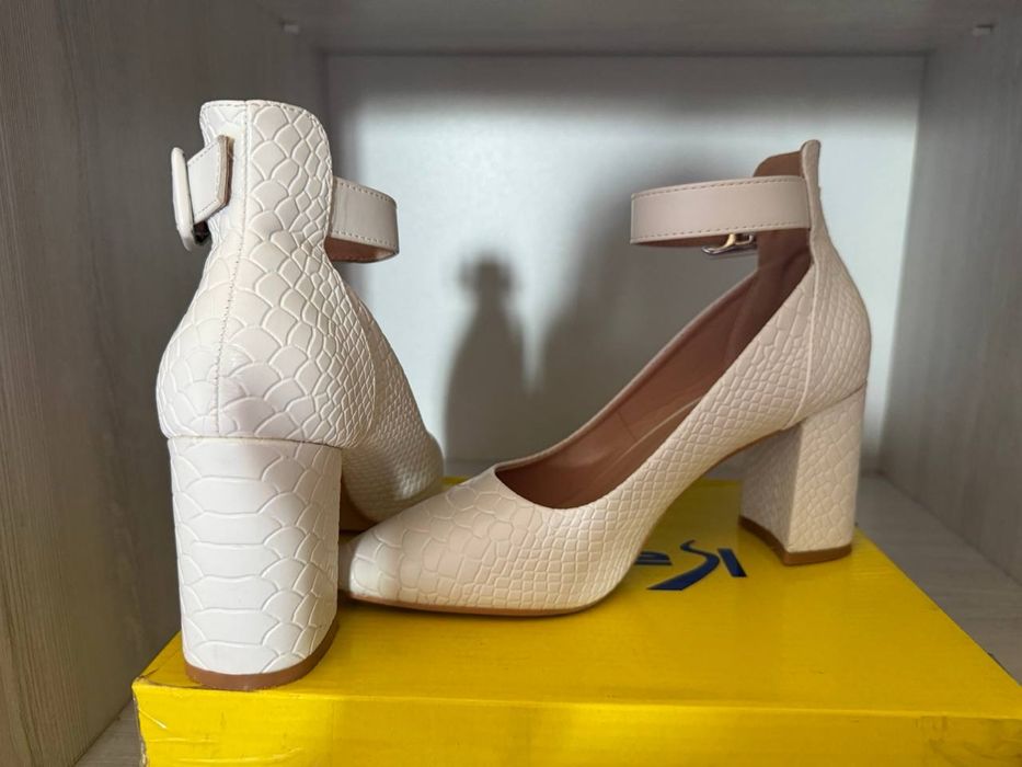 Туфли белые коженные