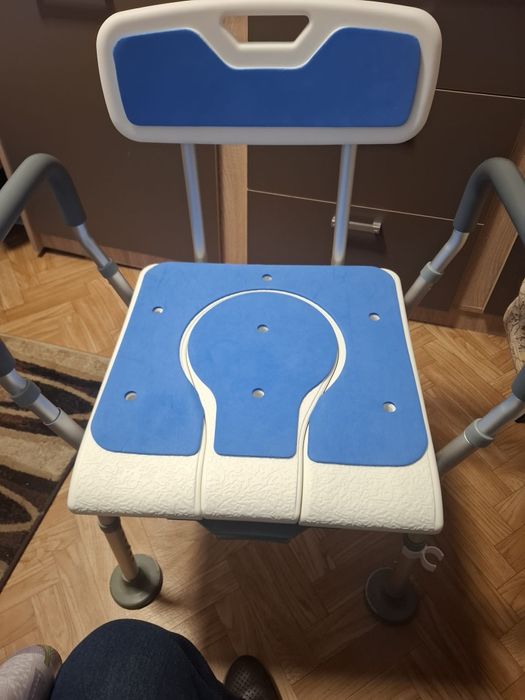 Scaun cu WC de camera, din otel si aluminiu, cu suport hartie igienic