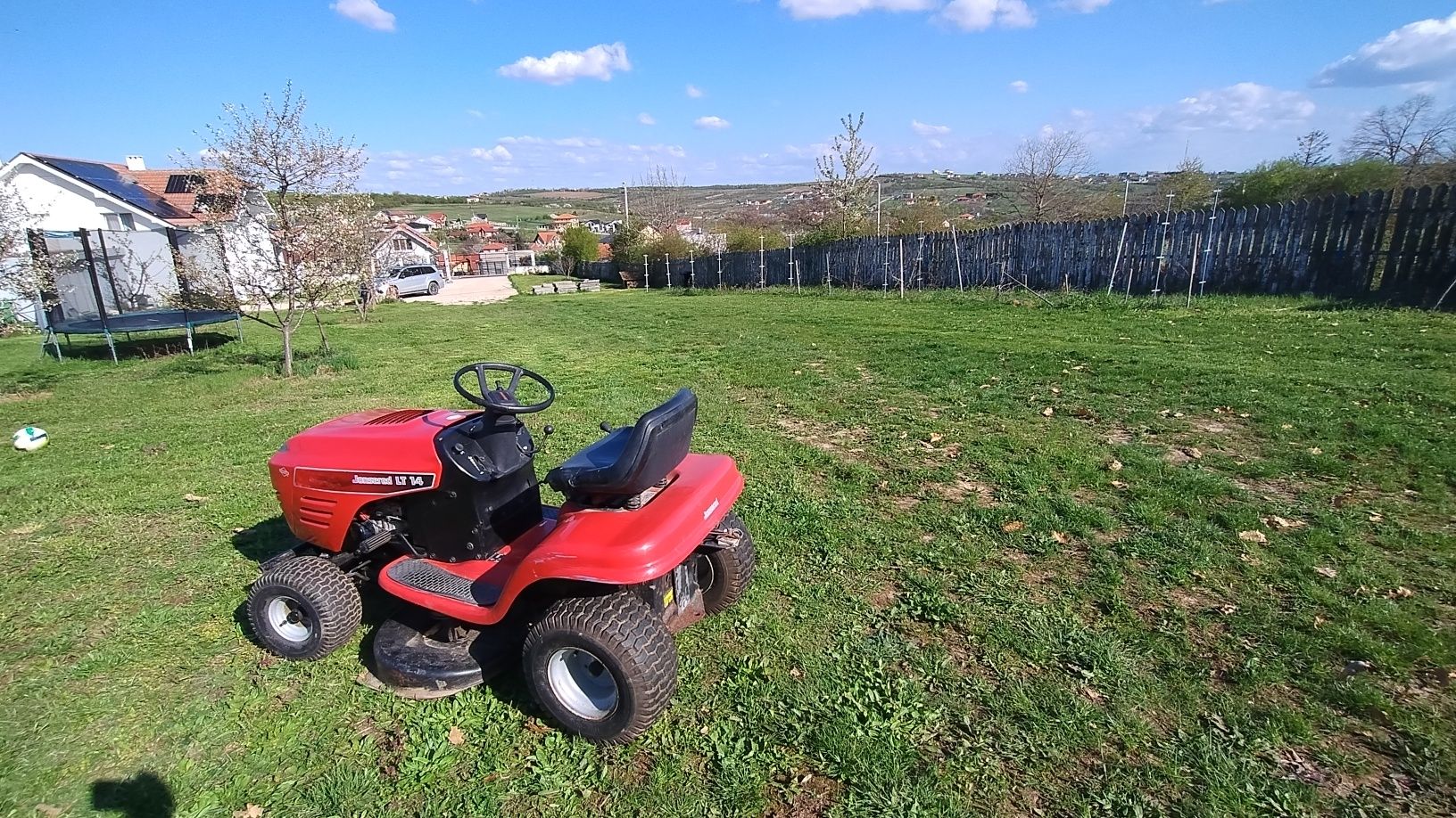 Tractoras tuns iarba Jonsered LT14