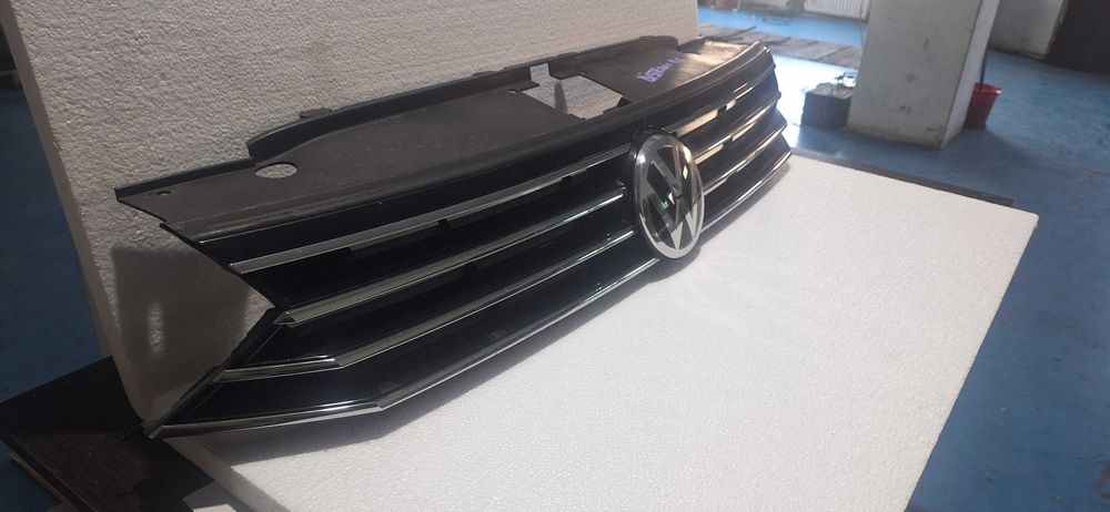 Grila fata cu emblema  model  distronic  VW PASSAT B8