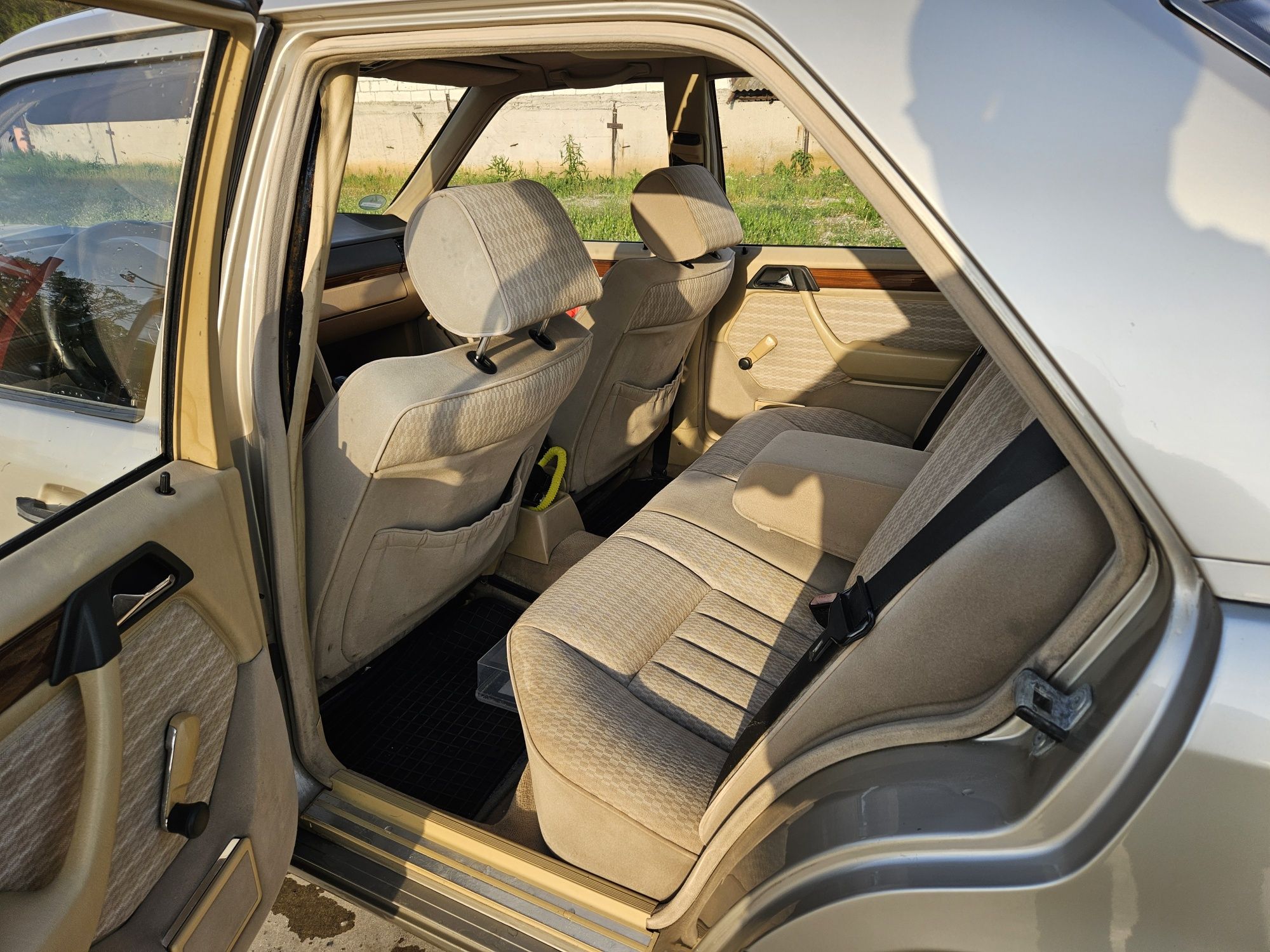 Mercedes w124 200E 1990 trapa interior crem pretabil retromobil