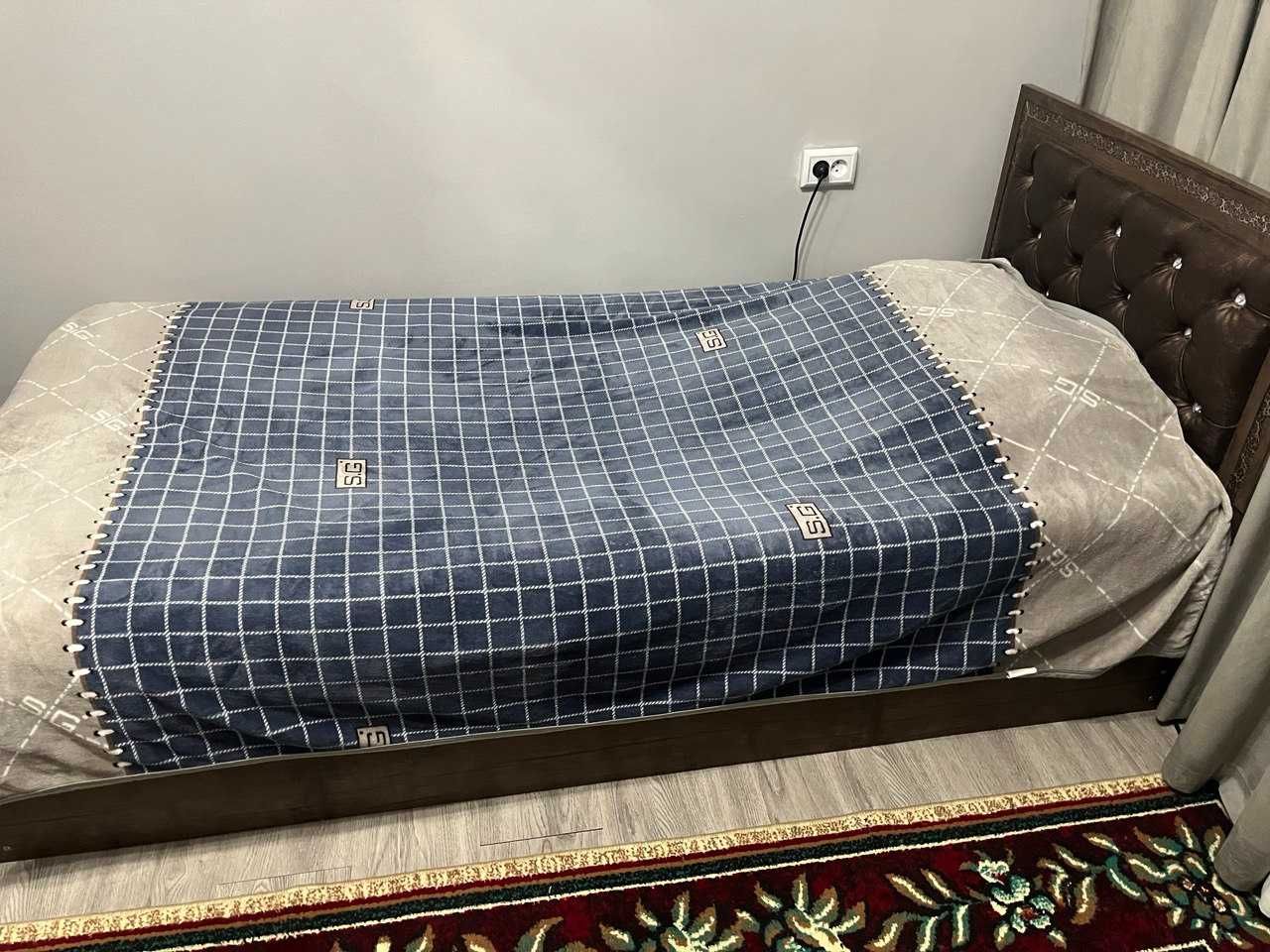 Шкаф с и односпальная кровать