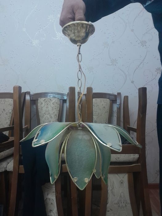 Прдается люстра.