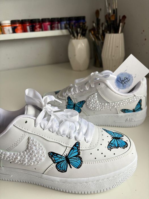 Ръчно нарисувани обувки