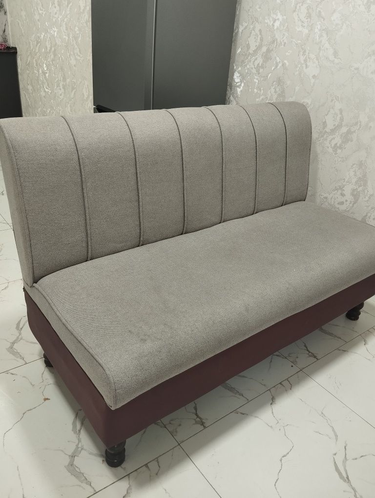 2 ta divan bora. Bittasi 1.5 m ikkinchisi 2.40