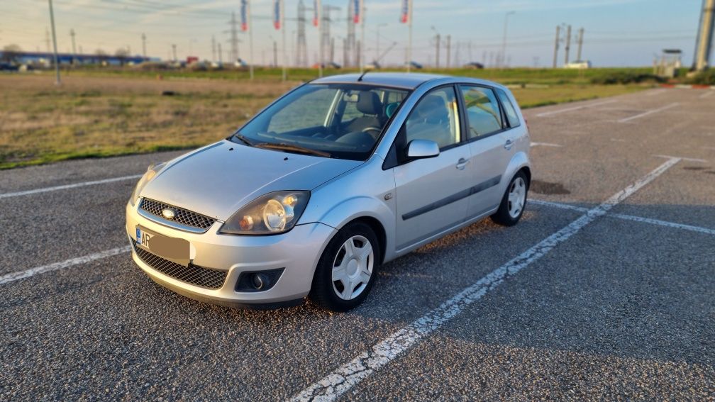 Ford Fiesta 1.4l Ghia Benzină