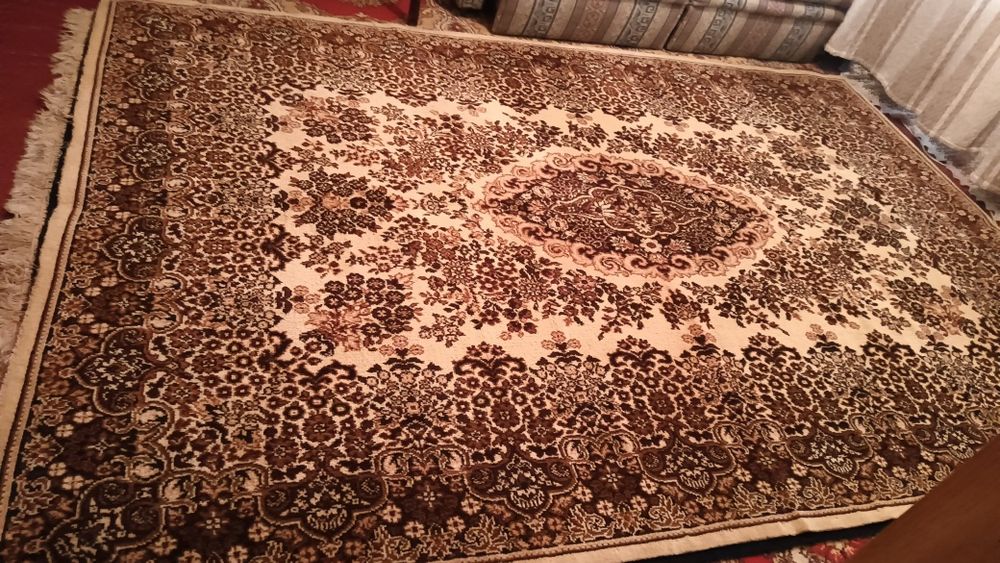 Толстый, шерстяной ковер со стены.