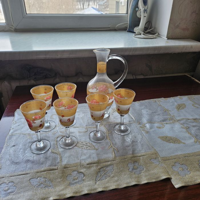 Винный кувшин и бокалы