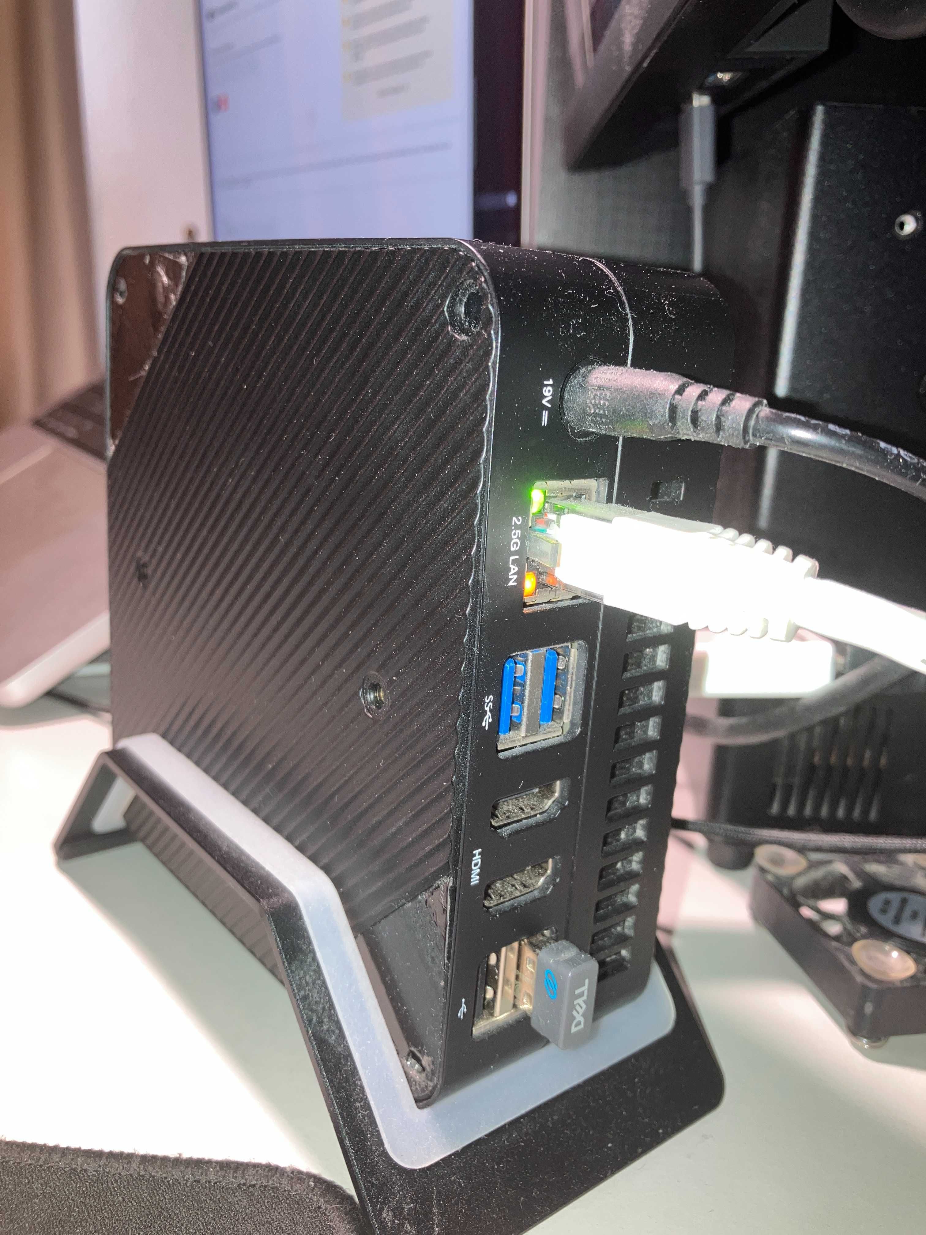 MiniPC Minisforum 560XT [6core 12threads barebones/optiuni cu ram ssd]
