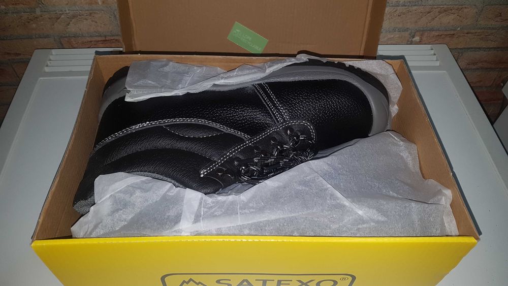 НОВИ Работни обувки със метално бомбе и подметка