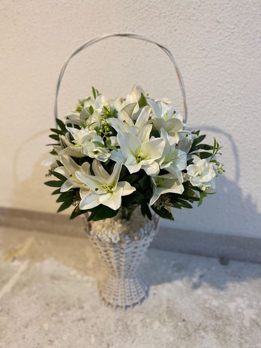 Coșuri cu flori artificiale.Diferite culori și dimensiuni.