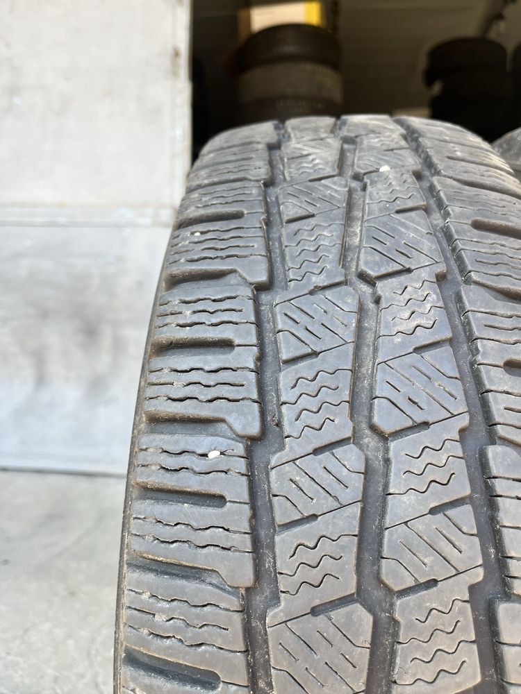2 бр. гуми за бус 215/70/15C Michelin DOT 2822 6 mm
