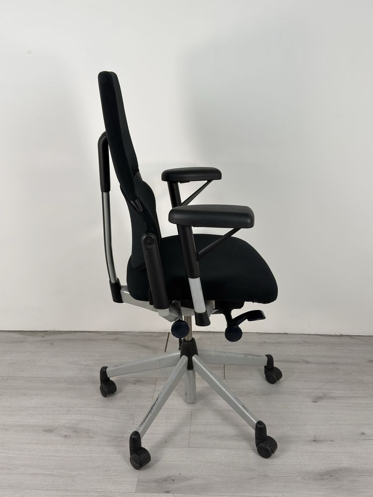Ергономичен офис стол Steelcase Please V1 има две отделни облегалки,