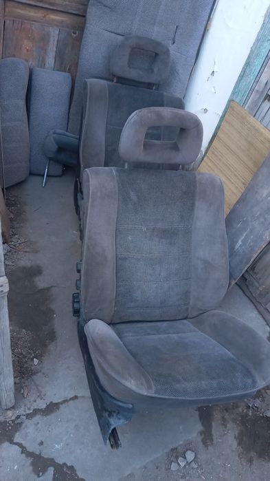 Продам сидения и другие запчасти на Опель омега-А.