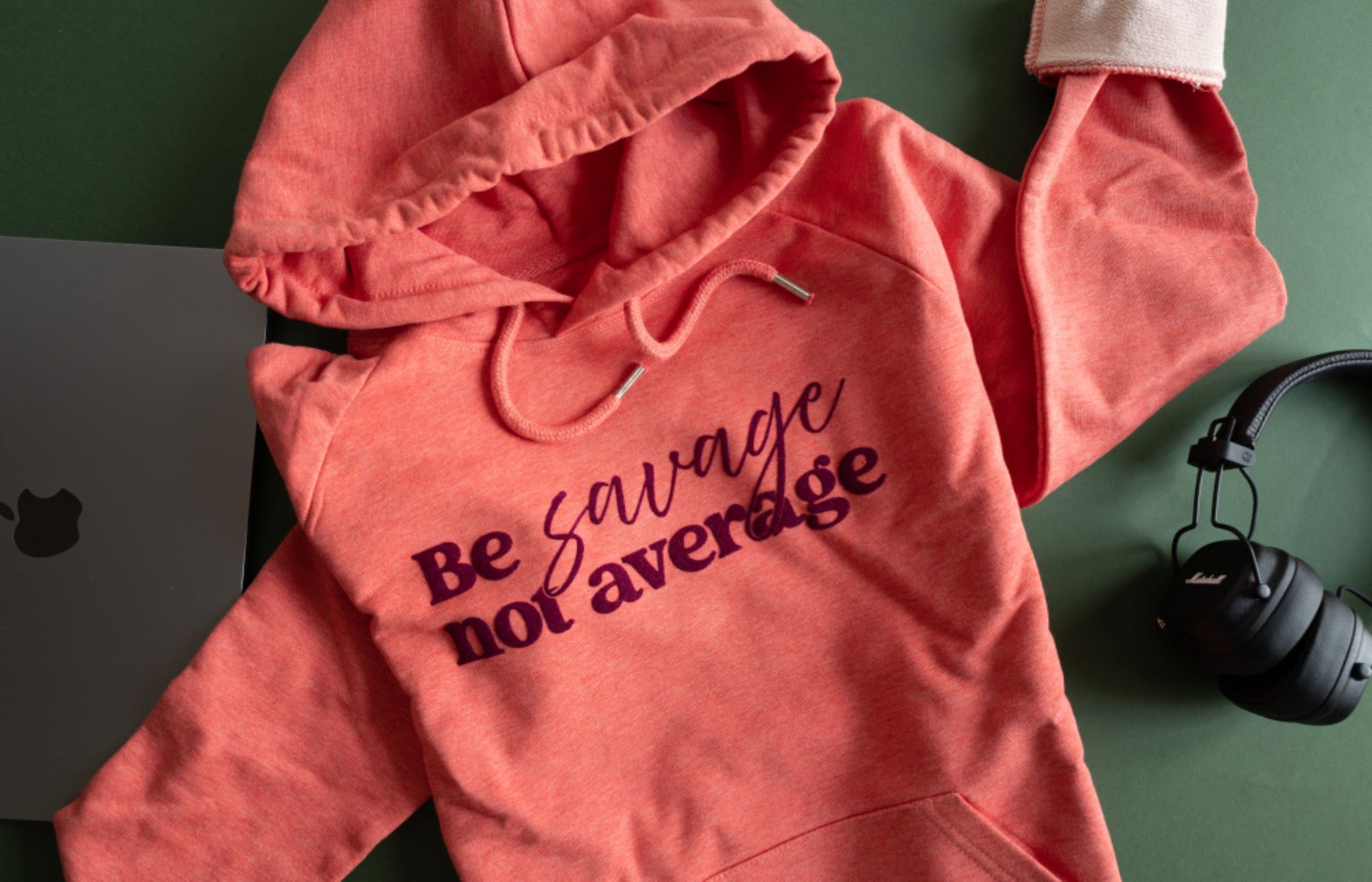 Суичър с надпис Be savage, not average