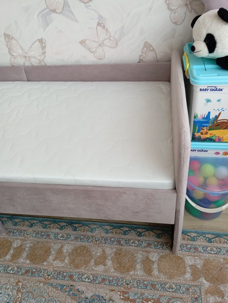 Продам детскую кровать с матрасом