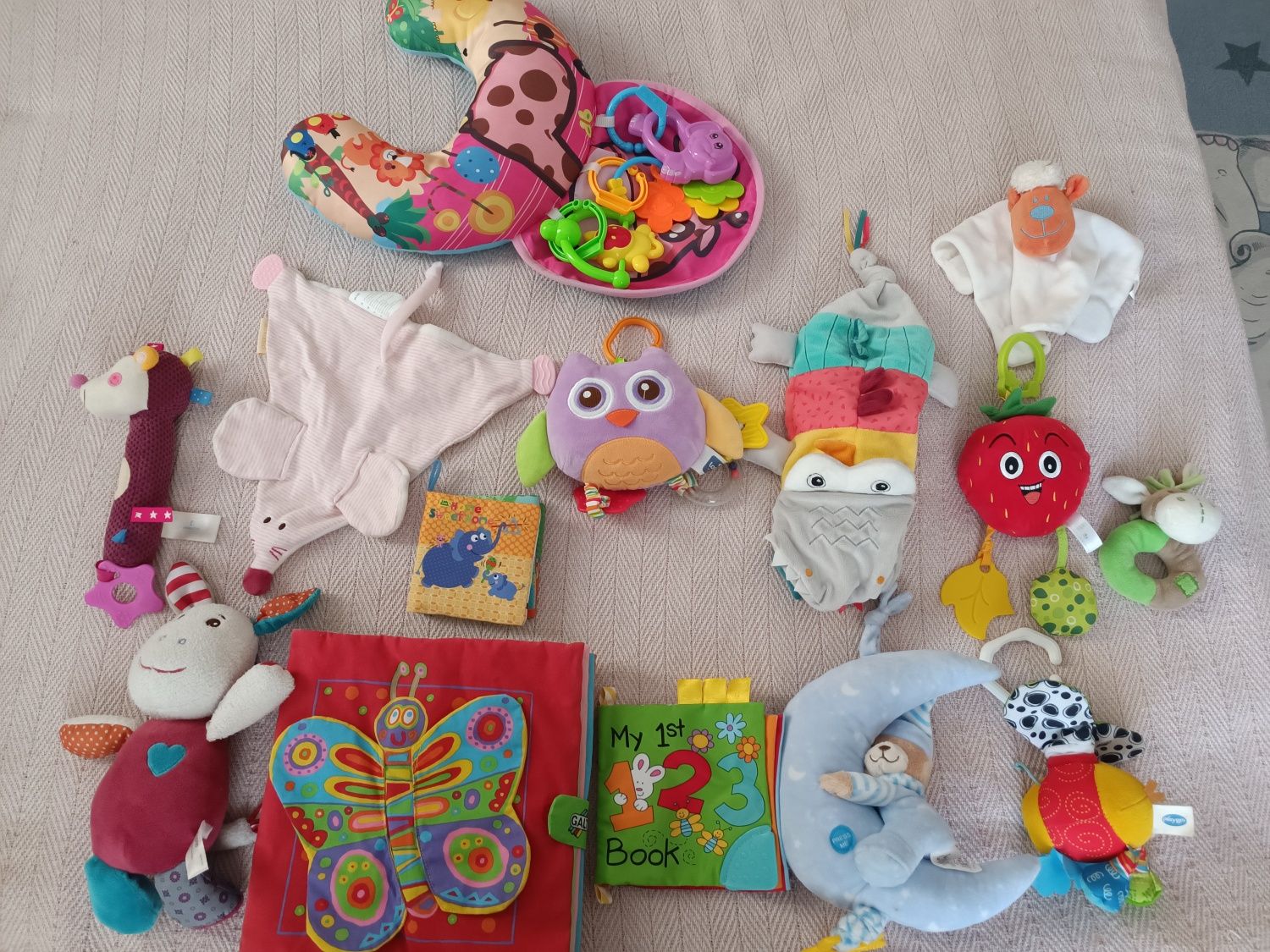 Лот 19 бебешки играчки, дрънкащи