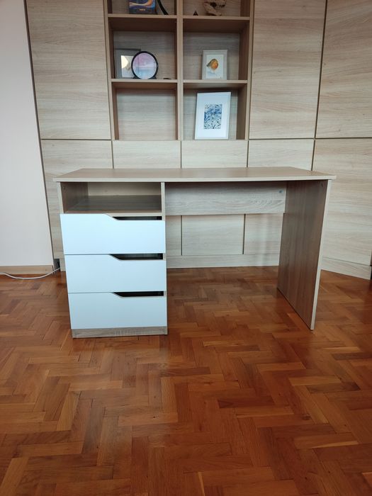 Бюро с три чекмеджета