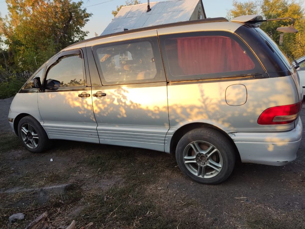 Машина Toyota Estima Emina