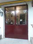 Usi metalice de acces in scara blocului