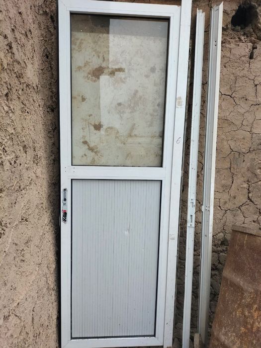 Akfa eshik ishlatilgan ramkasi echilgan.