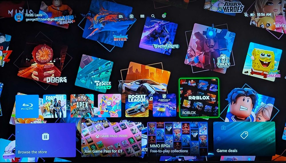 Consola joc XBOX One cu un controller si cateva jocuri instalate