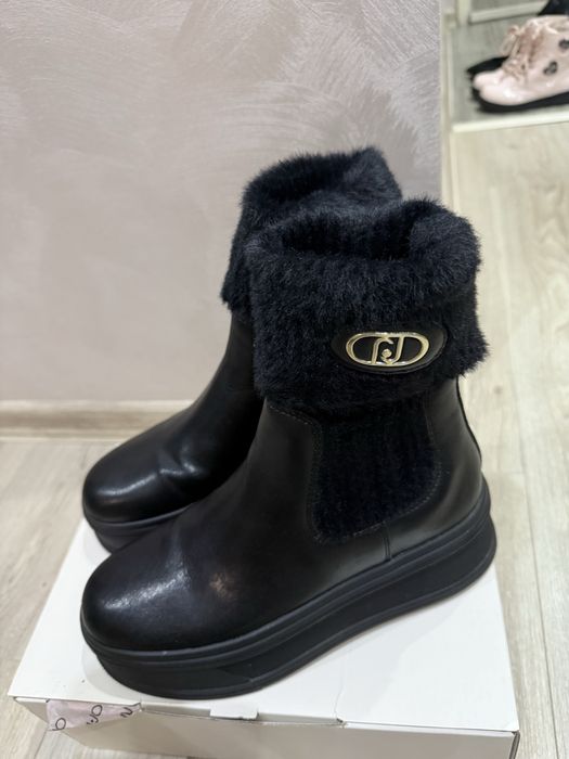 Черни Боти, Liu Jo