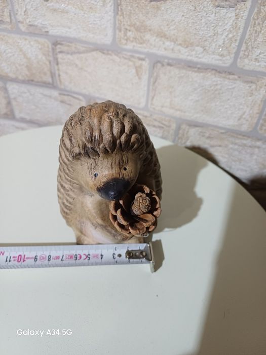 Статуетка на таралеж с шишарка