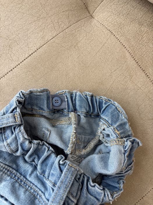 Нови дънки в размер 9-12 месеца