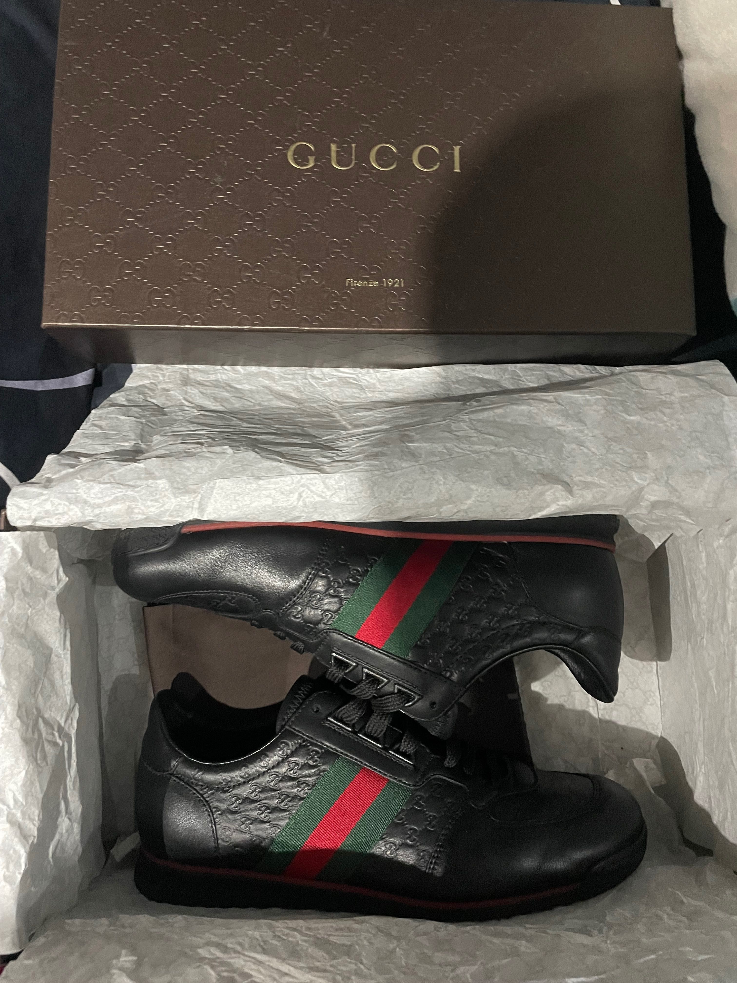 Обувки на Gucci.