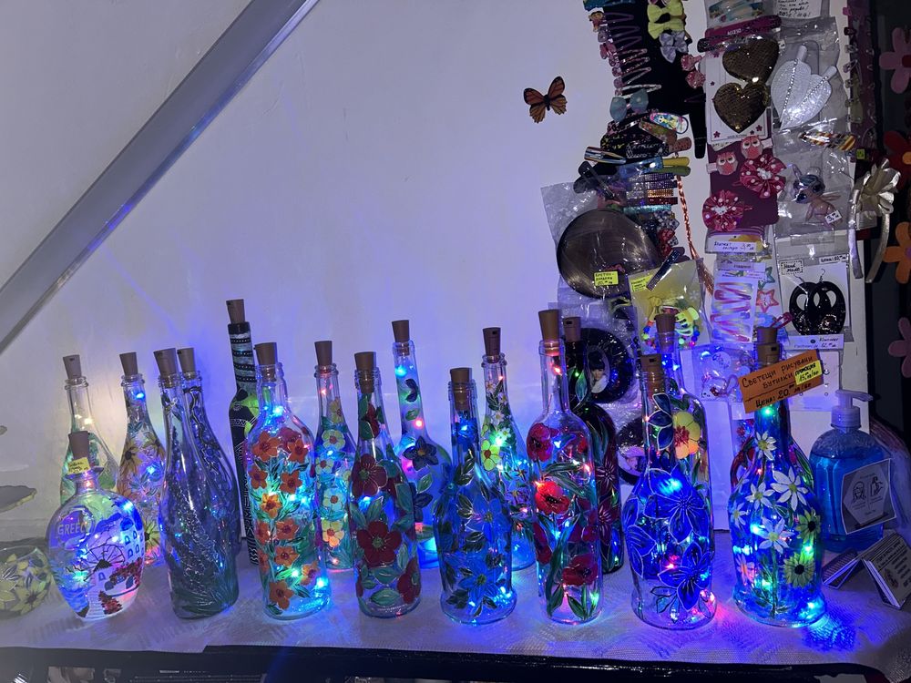 Цветни рисувани светещи бутилки