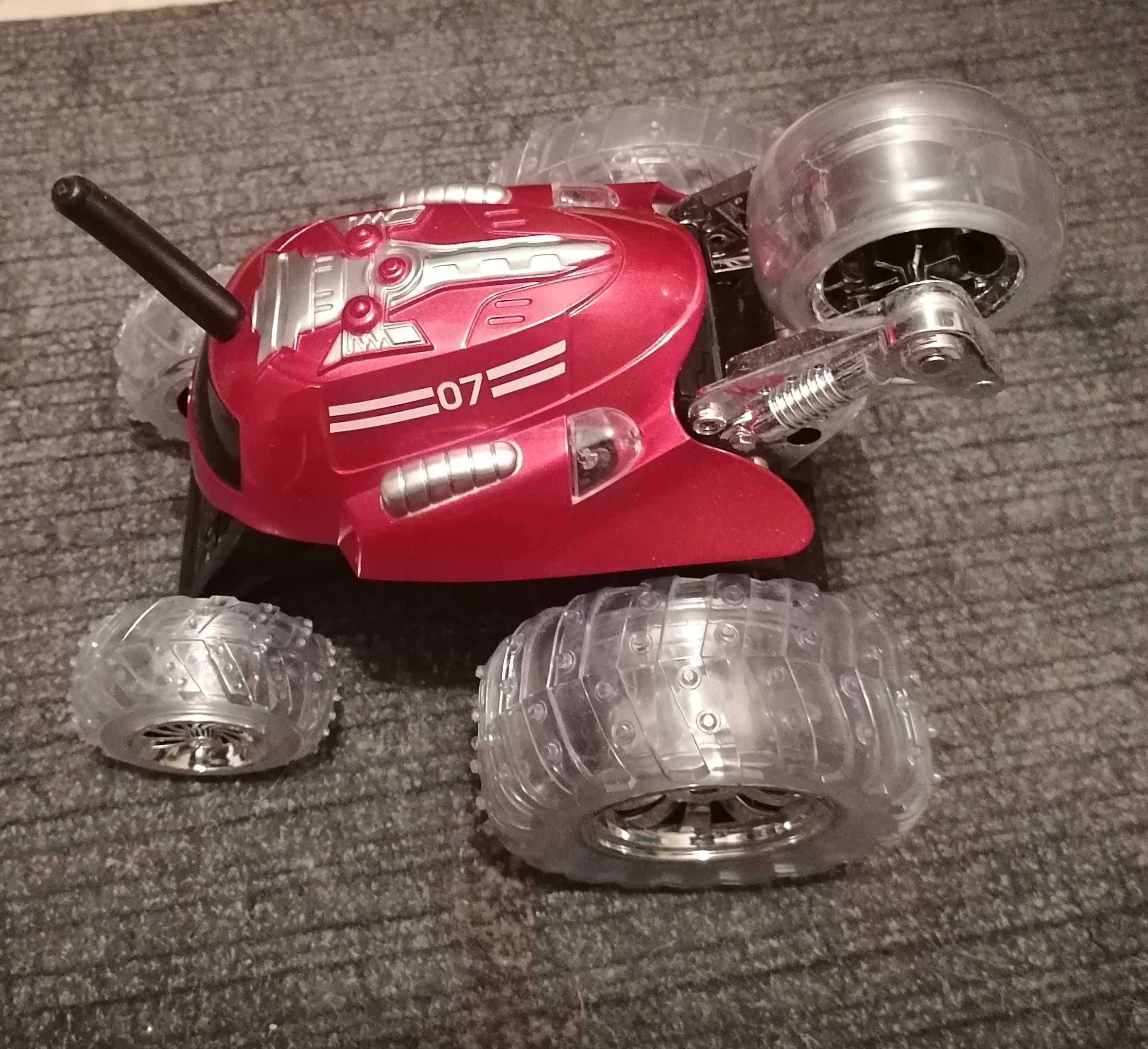 Кола с дистанционно управление и светлина Monster Spinner RC, Червена