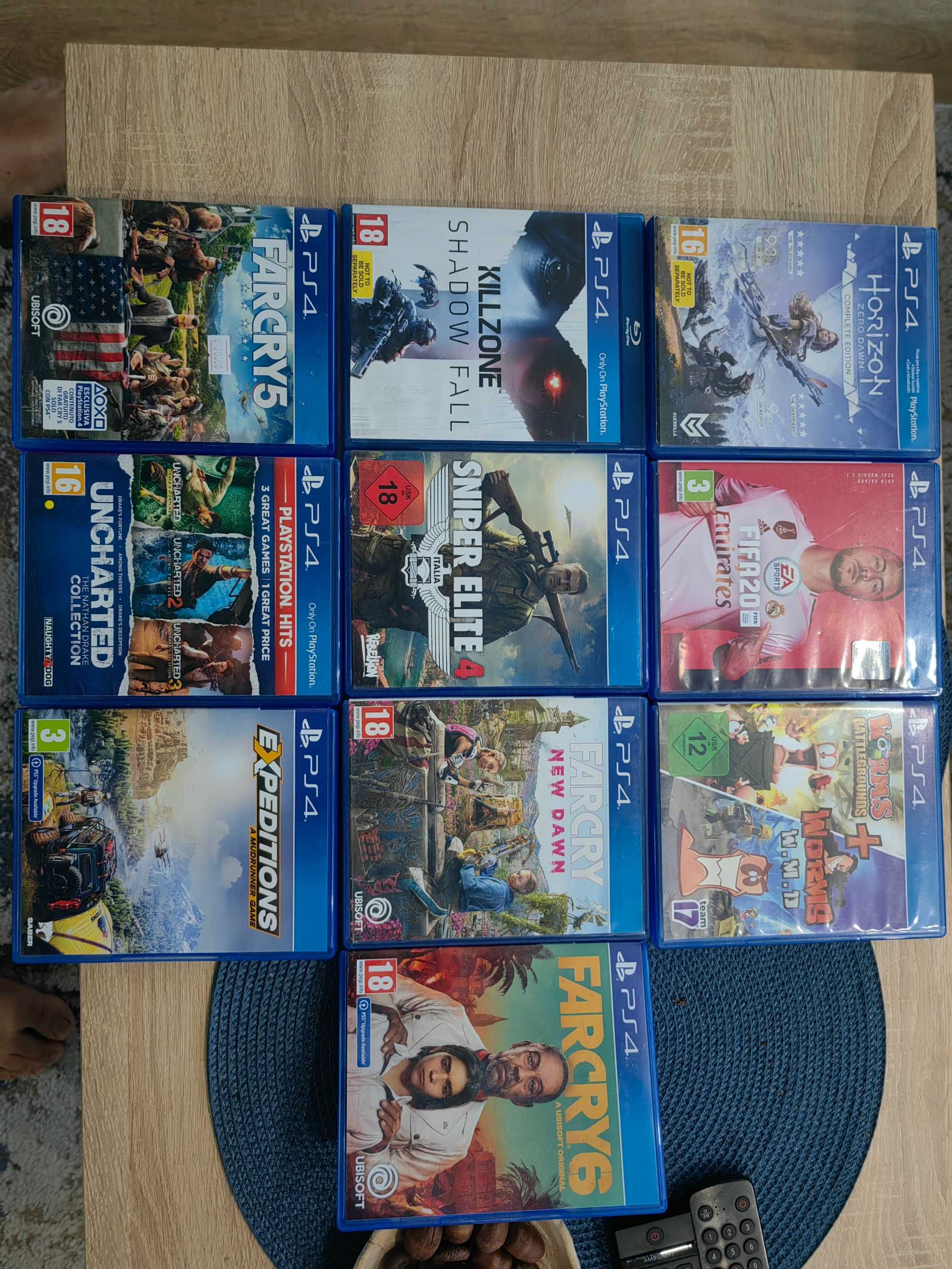 PS 4 с игри и 2 джойстика