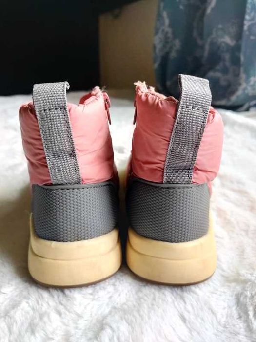 Papuci impermeabili Zara 25 stare bună, o pată pe interior