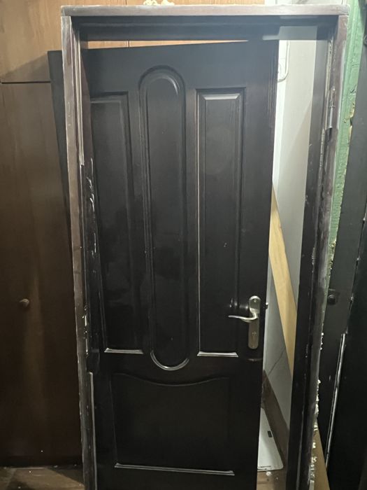 Продам входную дверь из красного дерева с косяком с двумя ключами