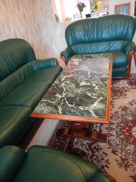 Canapele pele naturală + masă din lemn masiv combinat cu granit .