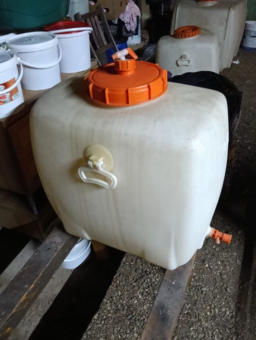 Vând butoi de plastic de 100 L și 200 L