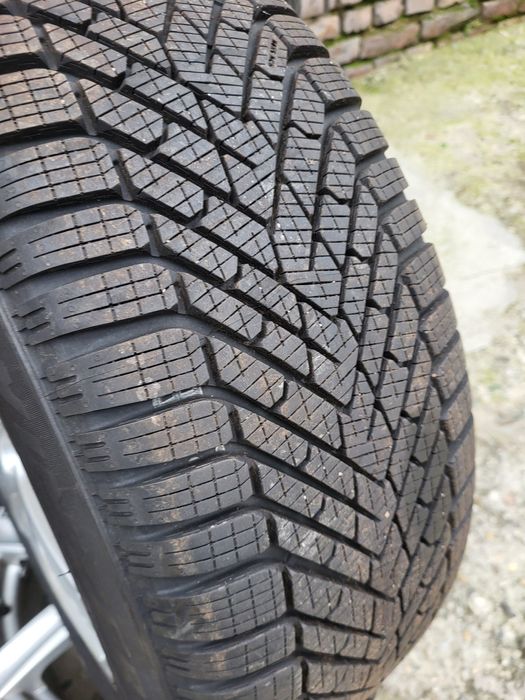 2 бр зимни  225/55/17 Pirelli