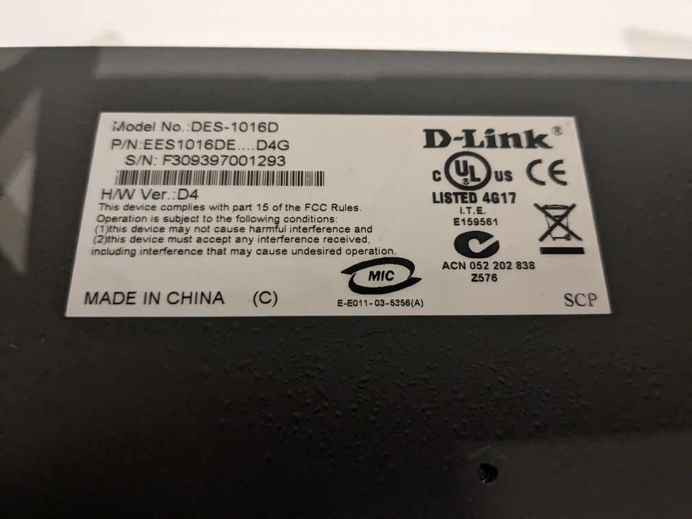 Switch 16 porturi D-link DES-1016D