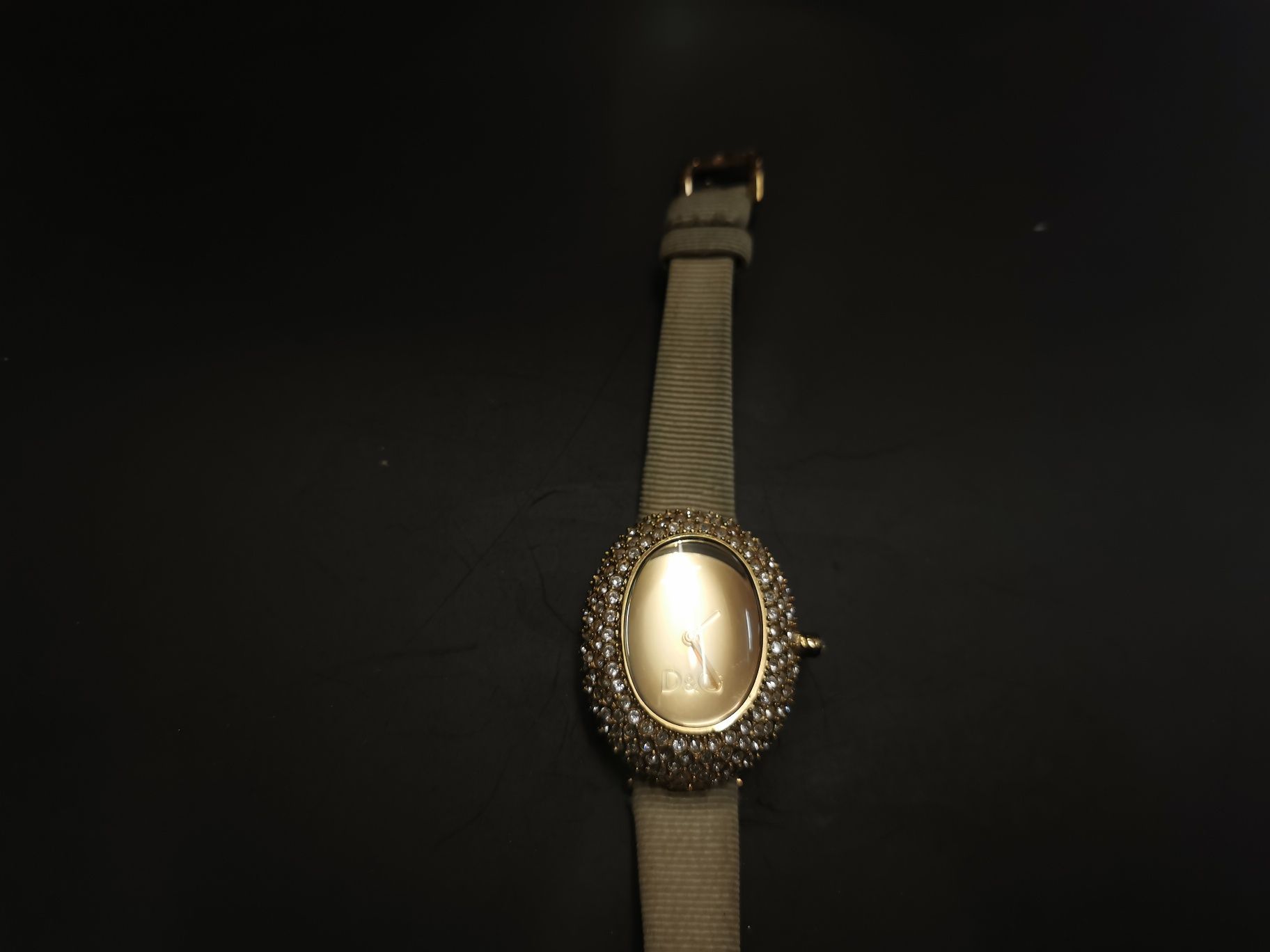 Дамски оригинален часовник с камъни Dolce end Gabana