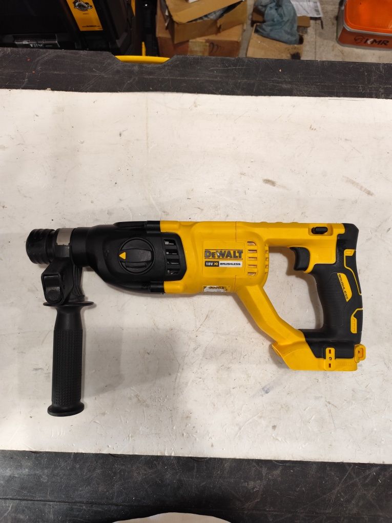 Безчетков акумулаторен перфоратор къртач Девалт DeWALT DCH033