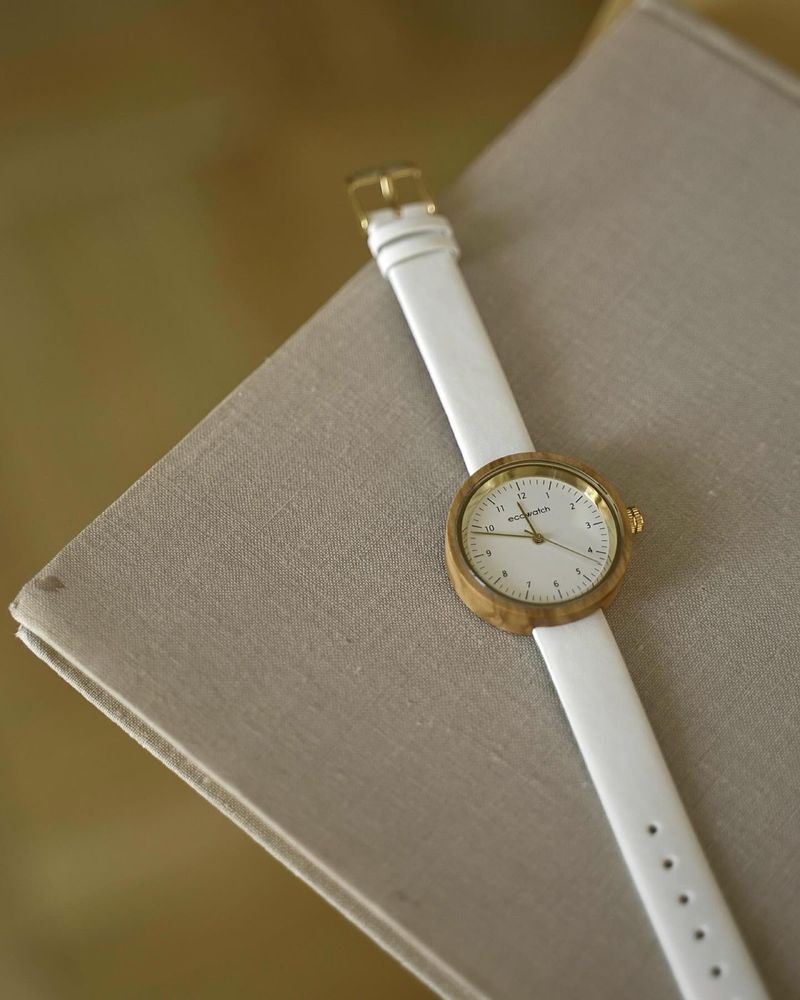 Белые ecowatch из экзотического Эбена с кожаным ремешком