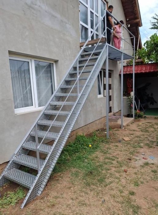 Confectionam scarii metalice zincate exterioare și pentru incendii , p