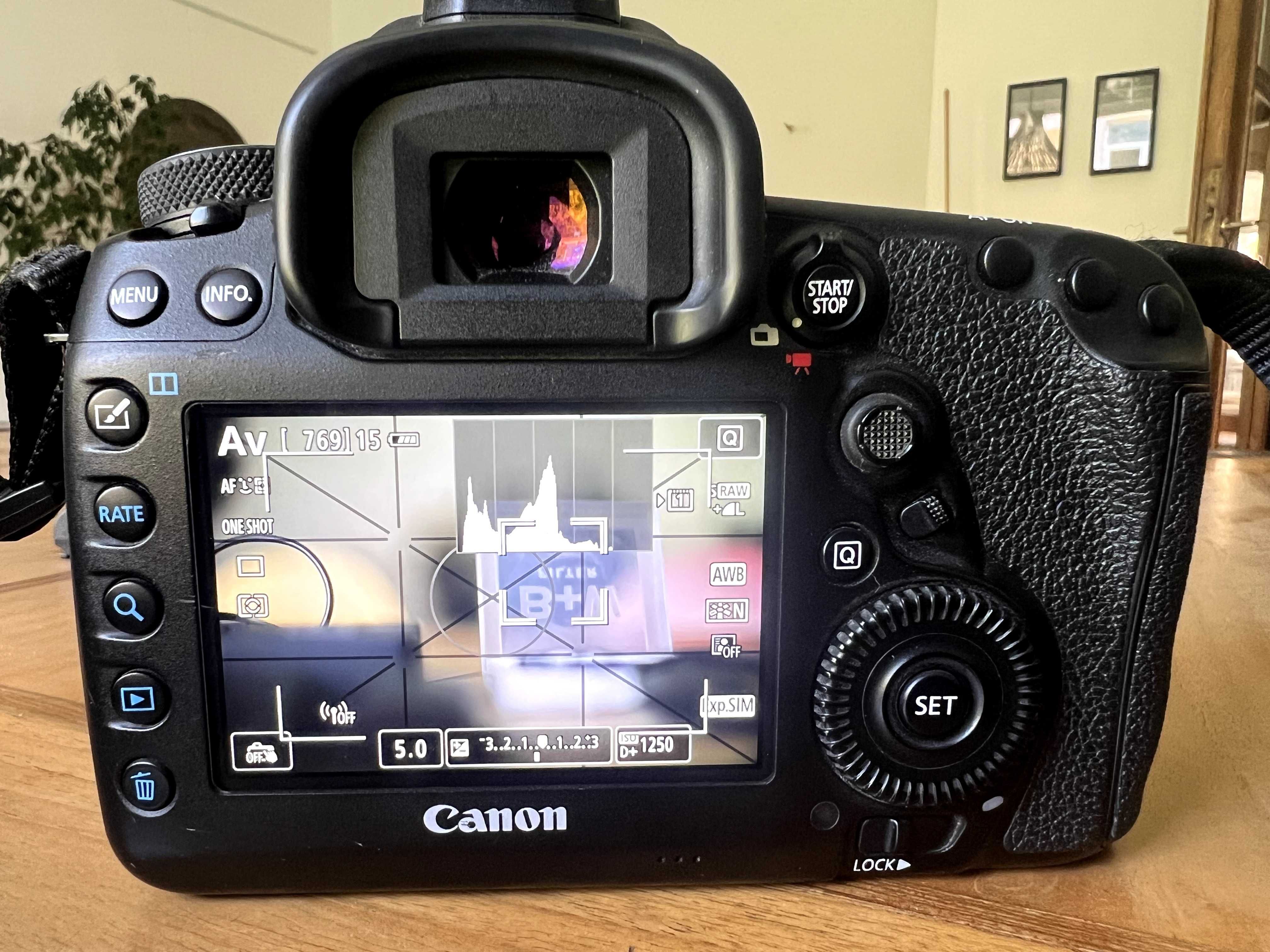 Canon EOS 5D Mark IV + Canon 50mm f/1.4 USM + пълен комплект аксесоари
