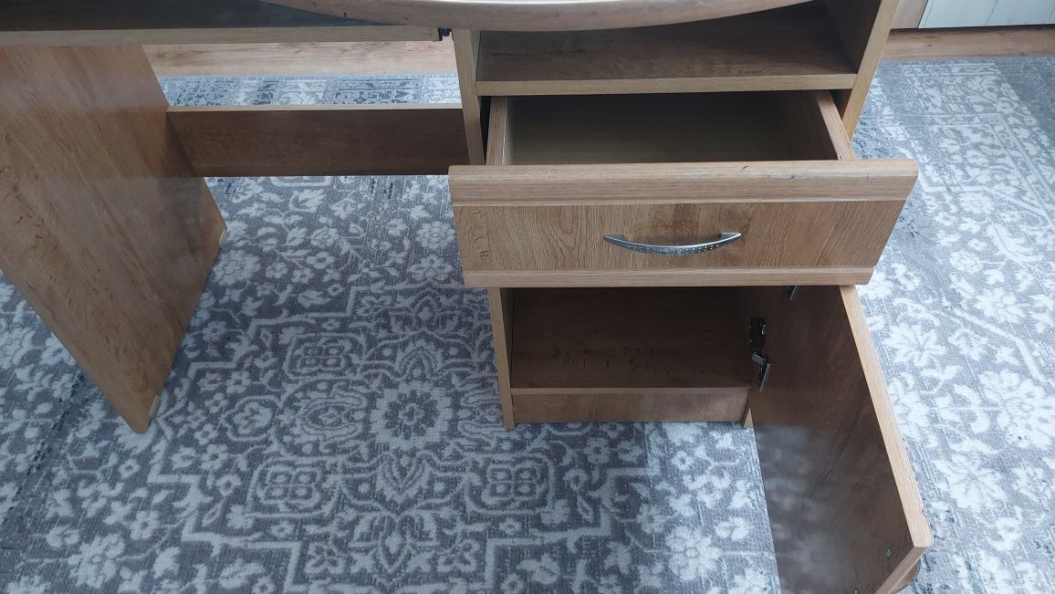 Vând birou în stare bună