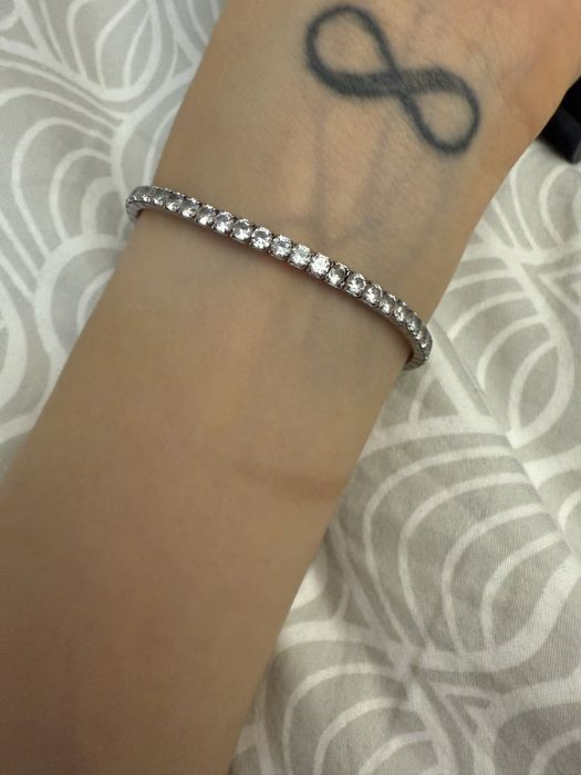 Сребърна тенис гривна с циркони на ластик