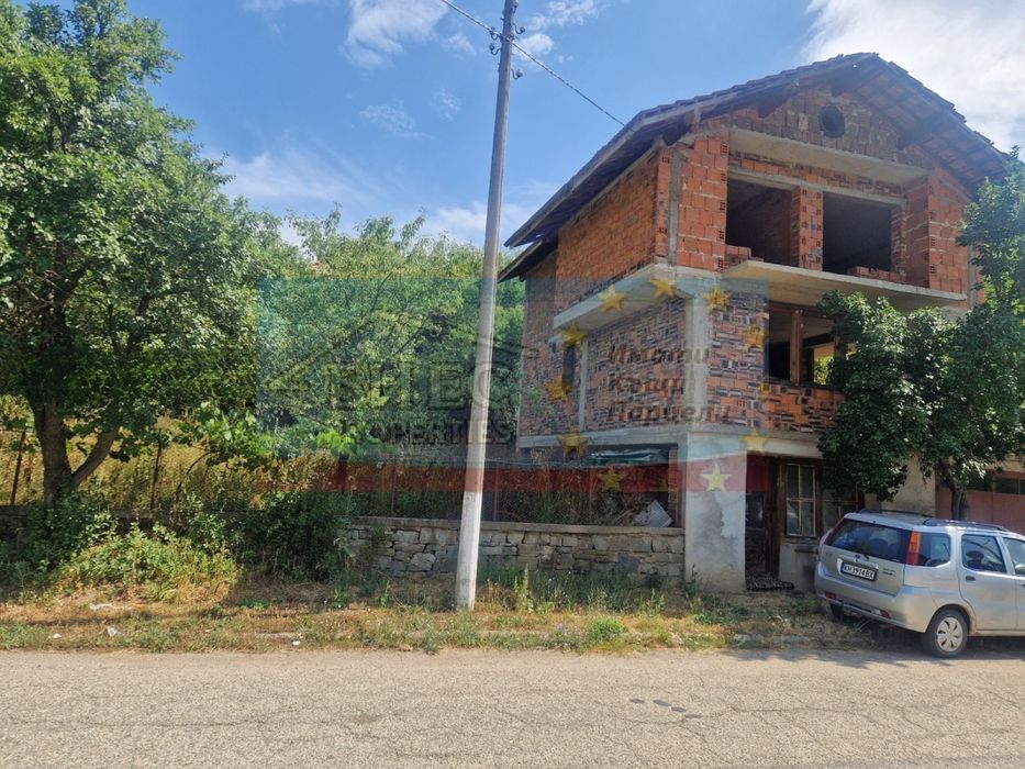 Масивна къща в село Чепино